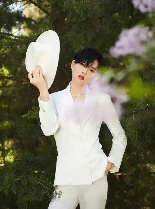 the9刘雨昕与陆柯燃:谁才是团内的帅气担当,谁的西装穿搭更好看