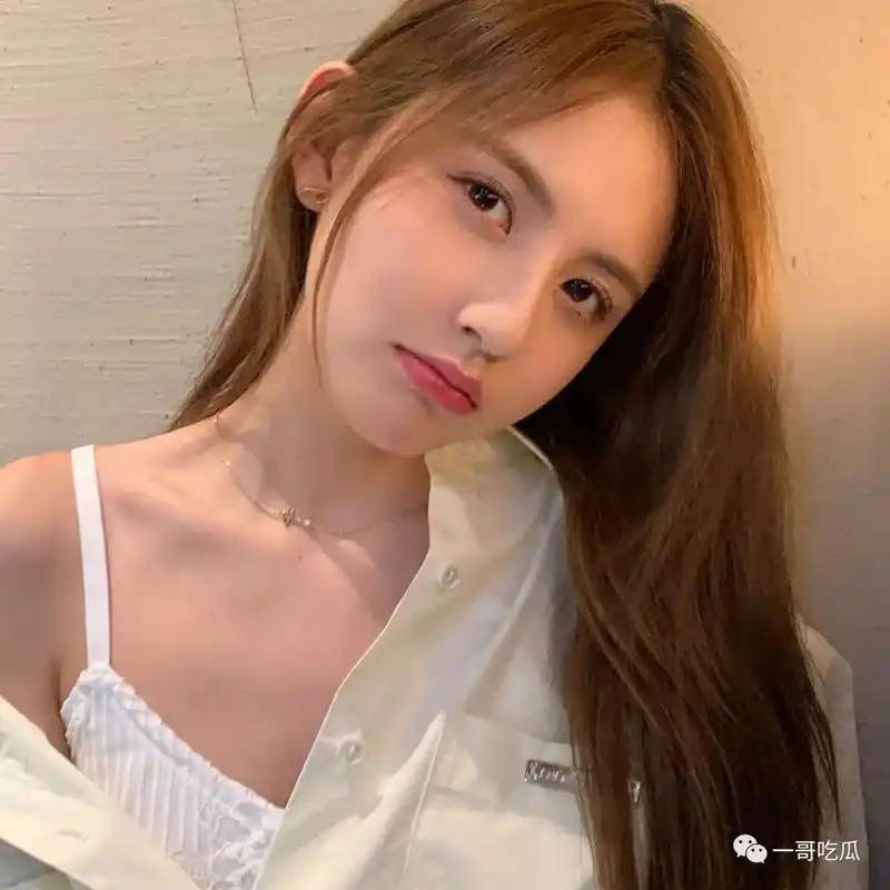 高颜值美女自拍照 甜美笑容清纯可人