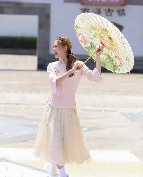 张雨绮穿旗袍录《快本》,与吴昕同扮民国女学生,穿出不同风情_设计