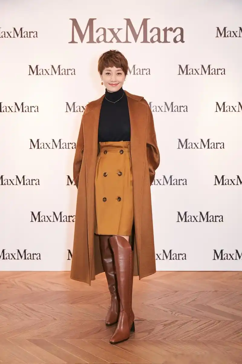 马伊琍出席maxmara品牌活动,身着经典驼色王妃大衣,女人味与气场兼备