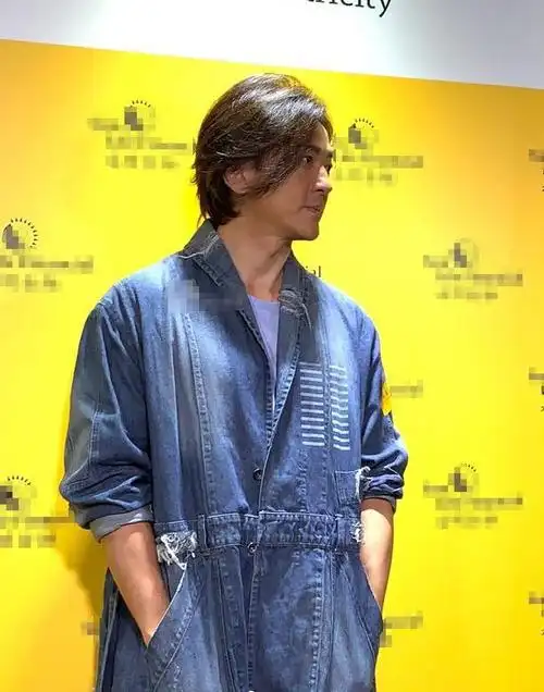 51岁郑伊健出席活动皮肤黝黑当年风采不再男神果然还是老了