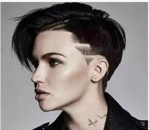 帅气女生剃鬓角短发发型图片