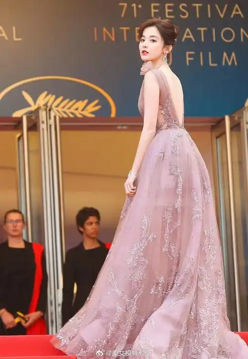 古力娜扎薄纱轻盈优雅红毯穿搭