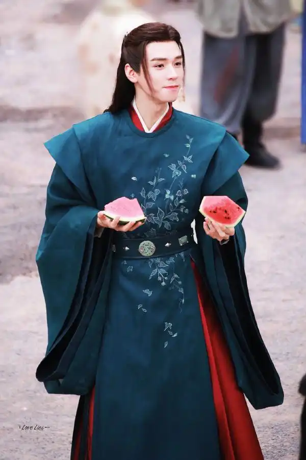 张哲瀚,龚俊《山河令》热播,疯批美人温客行眼神太会撩