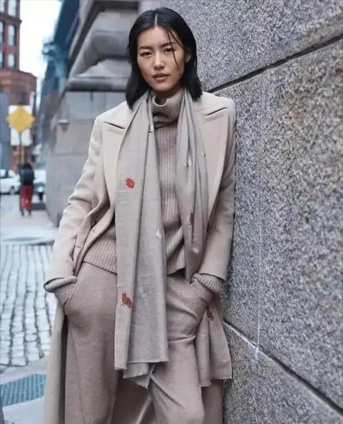 将围巾的一端甩到身后,前后各搭一边,简单大方,很有气质,同时又能为
