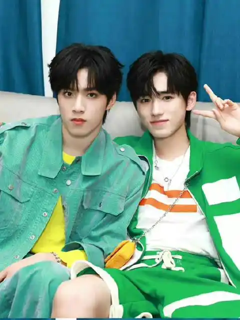 宋亚轩刘耀文新歌好甜##宋亚轩刘耀文新歌上线双人合照