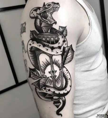 手臂黑灰蛇灯纹身图案