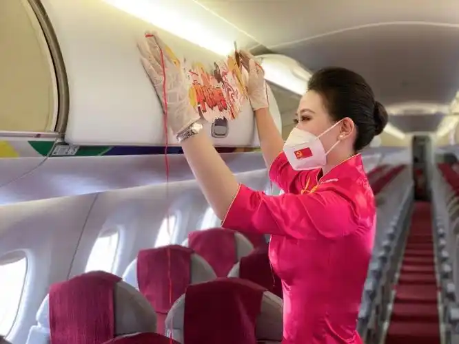 高空吟诗赏月灯笼飞入云端天津航空将中秋传统文化融入万米云海