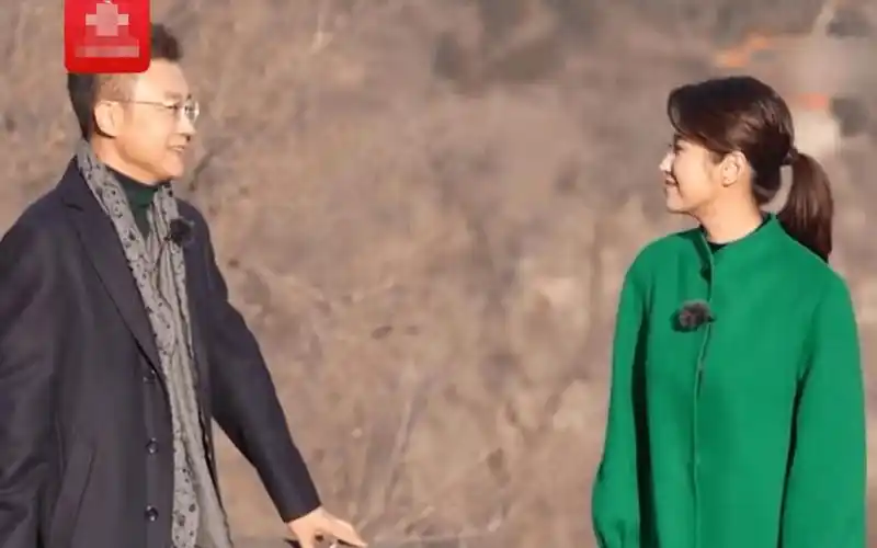 刚强与妻子同框,齐登长城笑开花,深情对视场面甜蜜_夫妻俩_儿子_照片