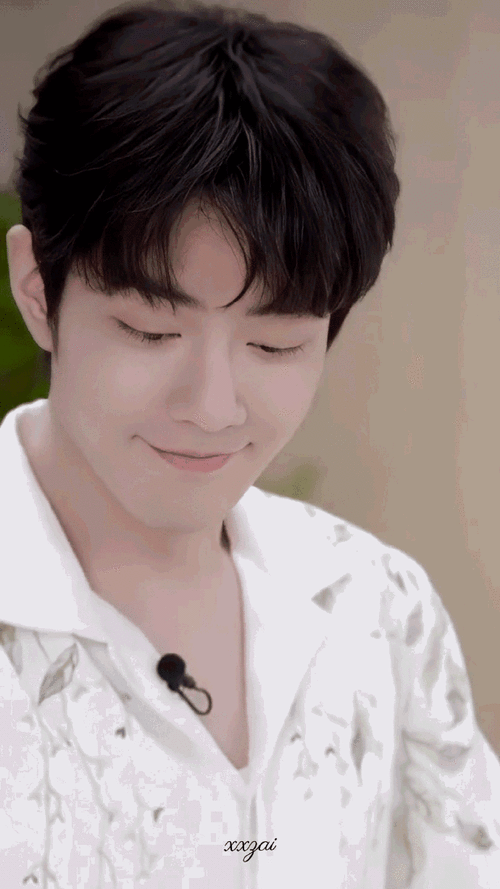 笑容太治愈了,不愧是治愈系顶流#肖战##肖战把春天穿身上##肖战花衬衫