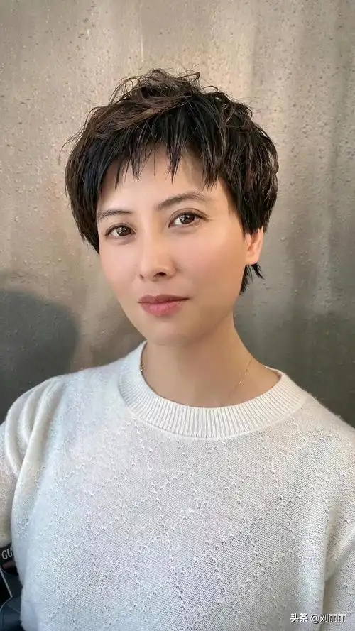 短发造型2022年最新款女图片减龄,最火短发减龄发型(15款最火短发送给