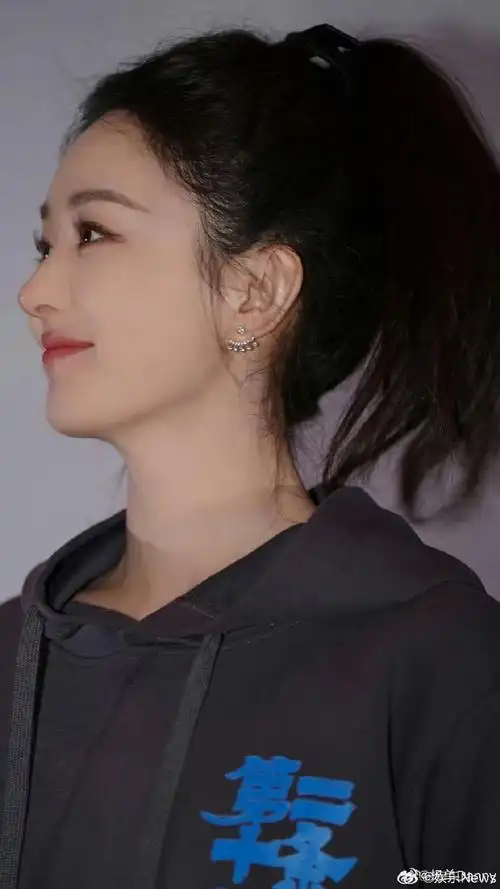 赵丽颖自己扎的丸子头