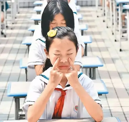 新规我省防控儿童青少年近视严禁学生将手机等电子产品带入课堂