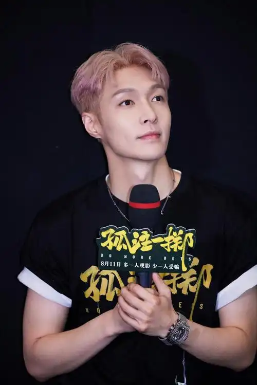 被张艺兴和酷酷的滕的聊天内容笑到了