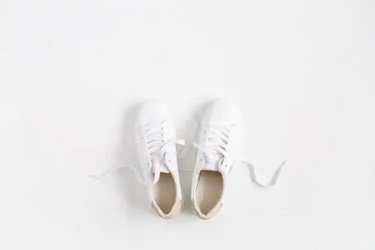 白色干净运动鞋