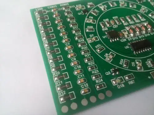 6,中间圆形的电路为流水灯电路,由cd4017,ne555,发光二极管组成,焊