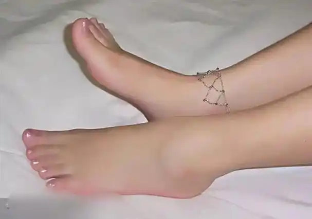 女生的脚宽好看还是窄好看?