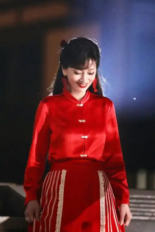 70岁赵雅芝的穿搭新思路:红色国风马面裙,优雅时尚还减龄