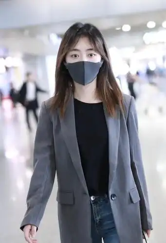 谭松韵戴着黑色口罩身穿灰色西服现身机场 干练成熟消瘦不少