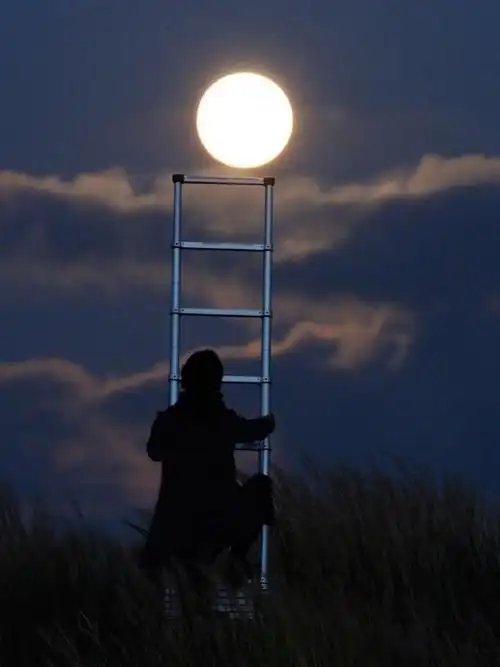 夜空中的月亮唯美意境朋友圈图片