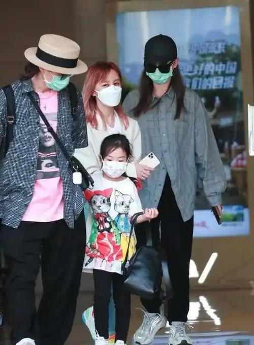 戚薇一家三口近况曝光5岁女儿随父母现身机场粉色发尾很抢眼
