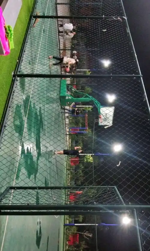 8月16日到达莱州农村,这是夜晚村子里的篮球场.