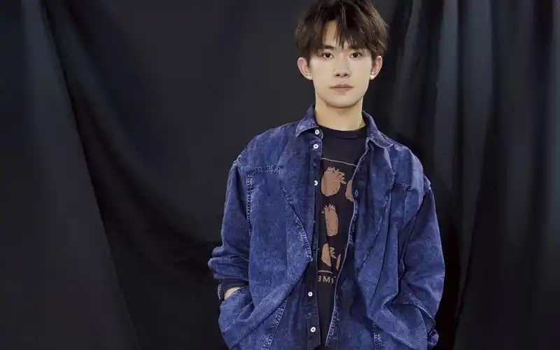 易烊千玺时尚休闲写真图片壁纸