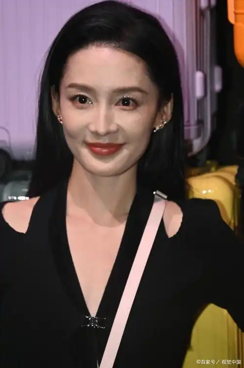 李沁上海出席活动,生图状态引热议,网友:感觉和普通人没区别