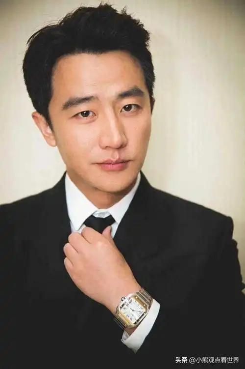 最近有网友曝光了一段让人意外的画面:黄轩竟然带着女友出席一场业务