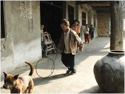 老照片那些风靡70年代的童年游戏你小时候玩过几样