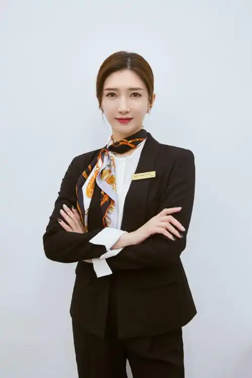 江疏影的初秋穿搭真是落落大方,白色t恤搭配杏色西装,精致优雅