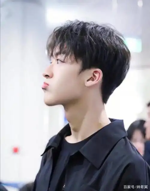 可爱又帅气的00后奶味弟弟,大眼睛高鼻梁,肌肤光滑连女生都羡慕