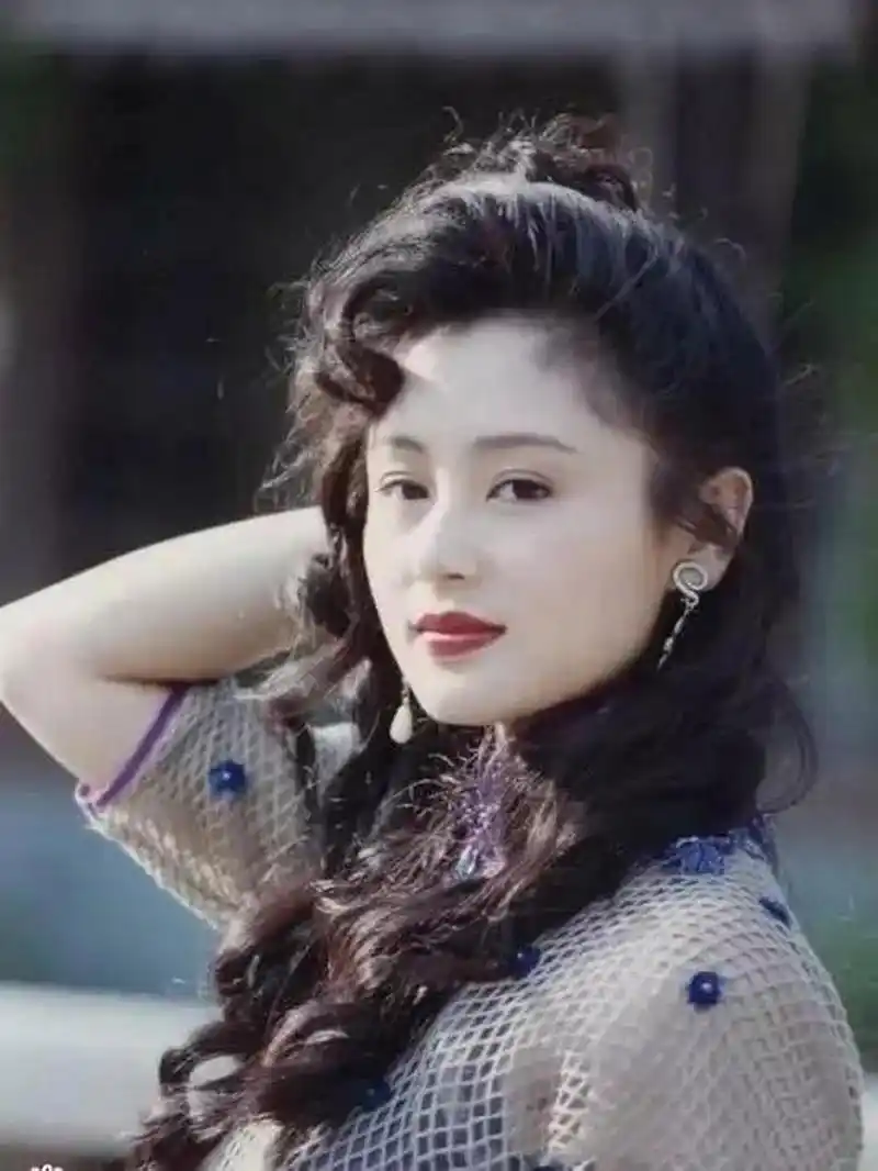 大美女陈红,年轻时可谓倾国倾城,甜美醉人,妖娆妩媚