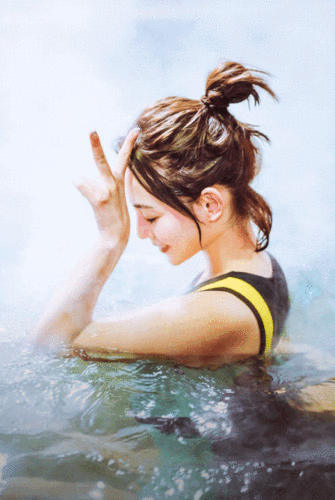 真美人不惧素颜泡温泉,32岁张嘉倪出浴惊现"初恋脸"!