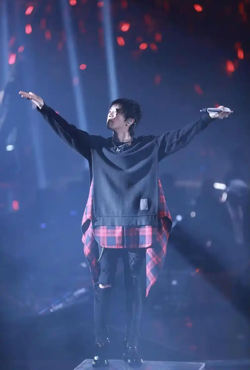 华晨宇的原名 华晨宇的原名就是华晨宇,并没有改过名字.