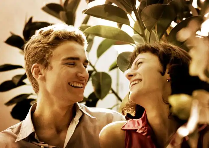 对视开心笑的情侣