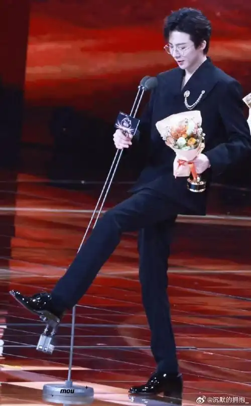 微博之夜合照##刘宇宁扎马步领奖