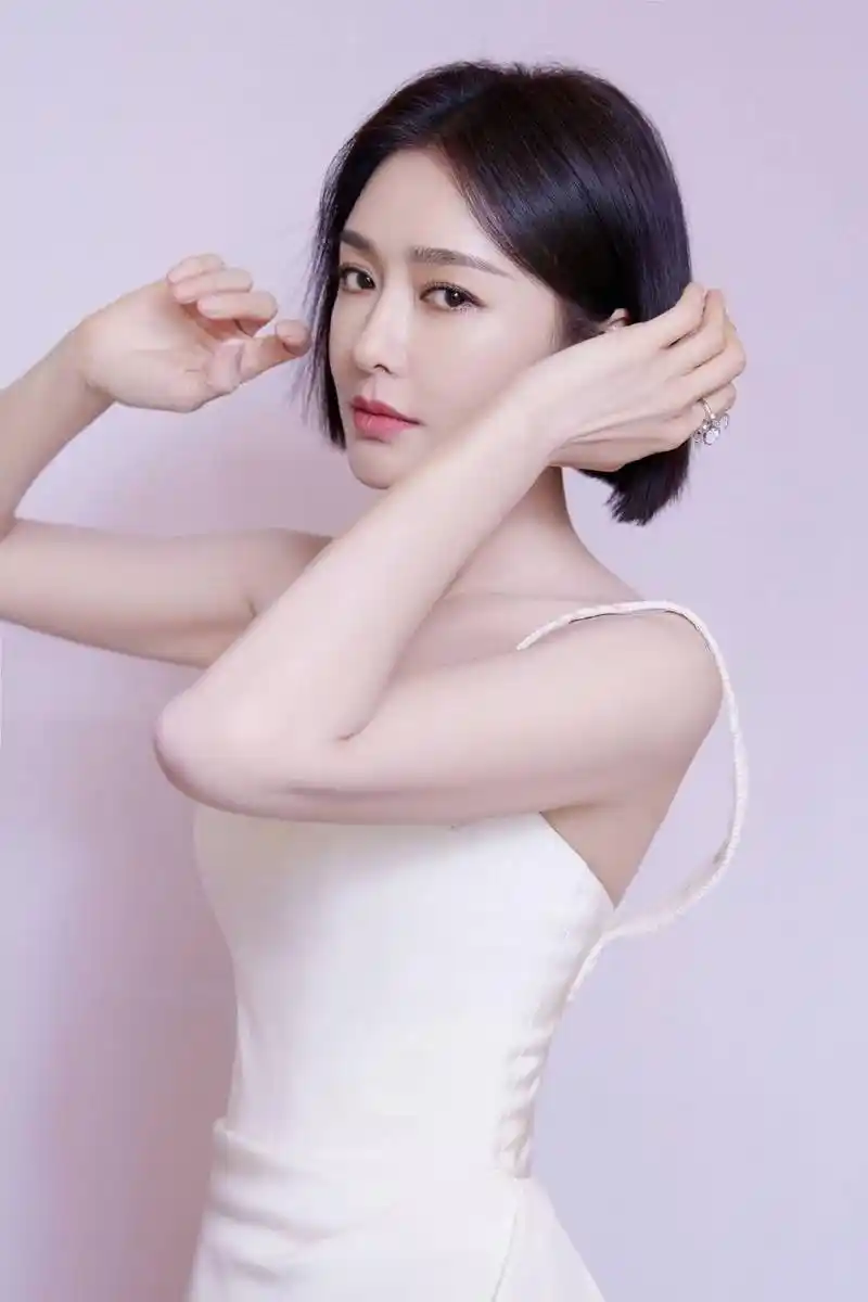 秦岚穿白色吊带长裙露出事业线!凹凸有致的身材性感撩人