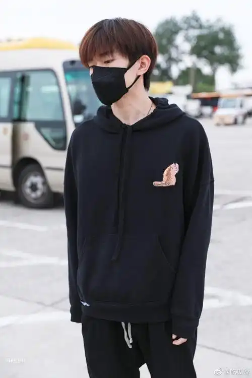 易烊千玺黑色连帽卫衣机场路透##易烊千玺的卫衣帽子