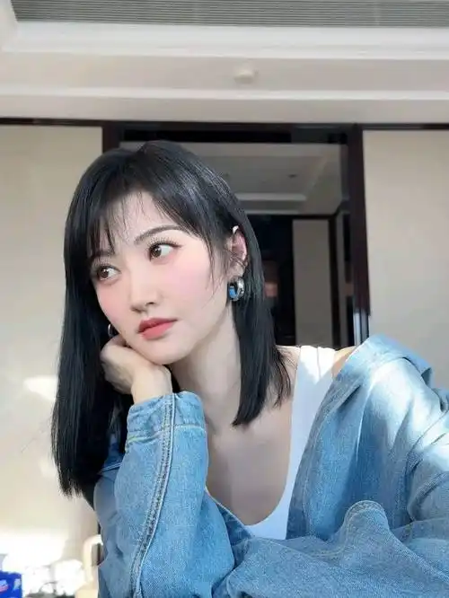 景甜最近穿搭推荐牛仔外套搭配背心甜美清新