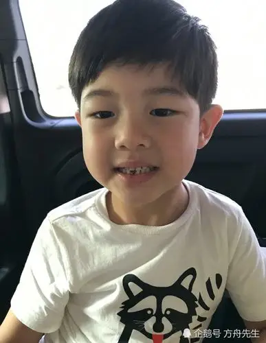 正文  众所周知,作为沙溢一家最帅的小男人,沙俊伯有着绝对高的人气