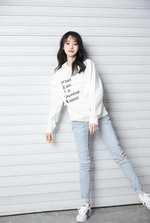 郑爽最近状态太好了!脏辫发型上线元气满满,休闲简洁穿搭超减龄