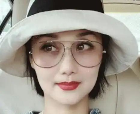 她的扮演者就是李颖,如今的她也已经有52岁了,但是如今她换成短发