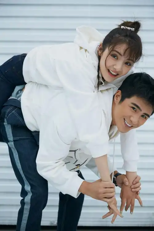姜潮麦迪娜情侣写真再撒狗粮寒意来袭甜度不减