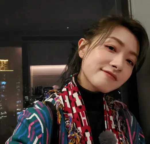 万茜晒360度自拍近照来看看38岁的明星皮肤和颜值怎么样