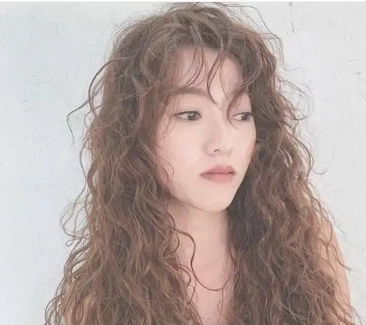 女生烫小卷刘海发型图片