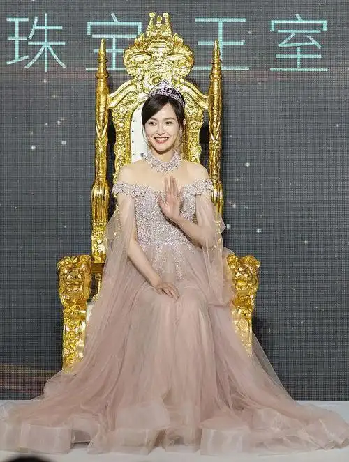 唐嫣生图状态还那么好,穿纱裙带皇冠妥妥的小公主,真不像孩子妈|裙装