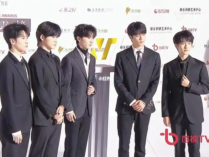 西装又迷死了多少人_西装_音乐_时代少年团_第28届东方风云榜音乐盛典