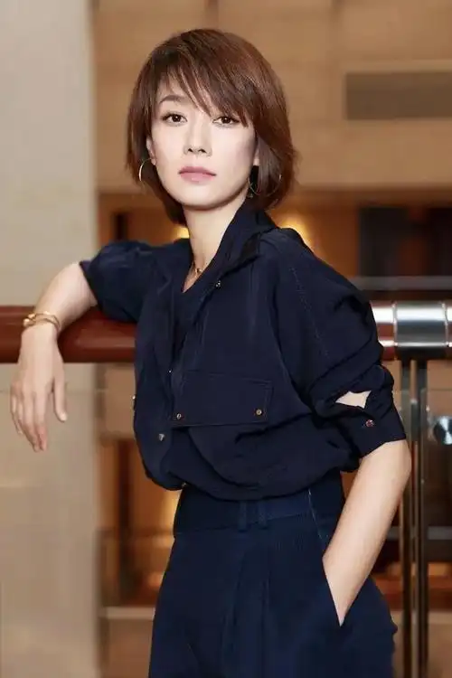 马伊琍再换新发型波波头配深色萝卜裤重回颜值巅峰