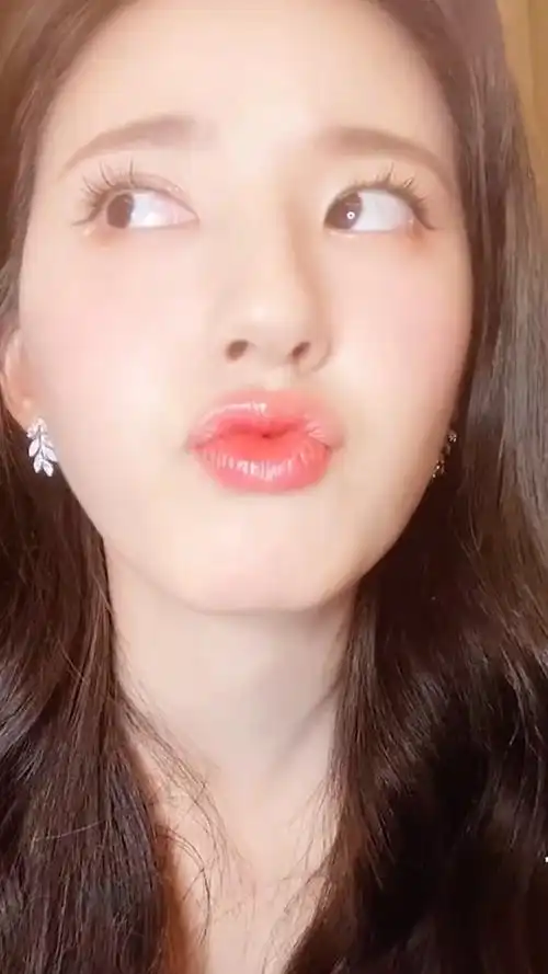 看到最后,懂事的人已经把嘴放在屏幕上了!#赵露思 #女神